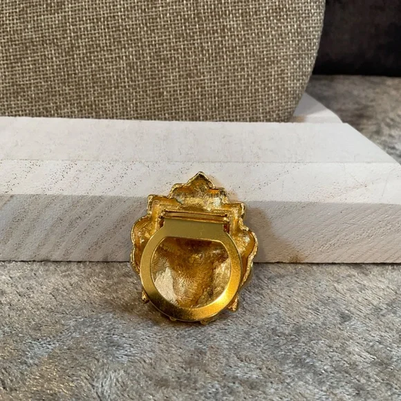 Vintage Gold Lion's Head Scarf Clip - Picture 3 of 3